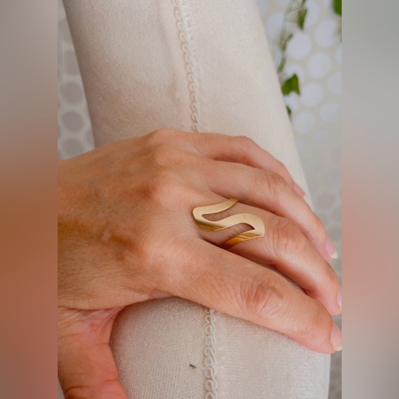 NWT WOMEN'S RING STAINLESS STEEL GOLD SIZE 9 - Picture 5 of 17